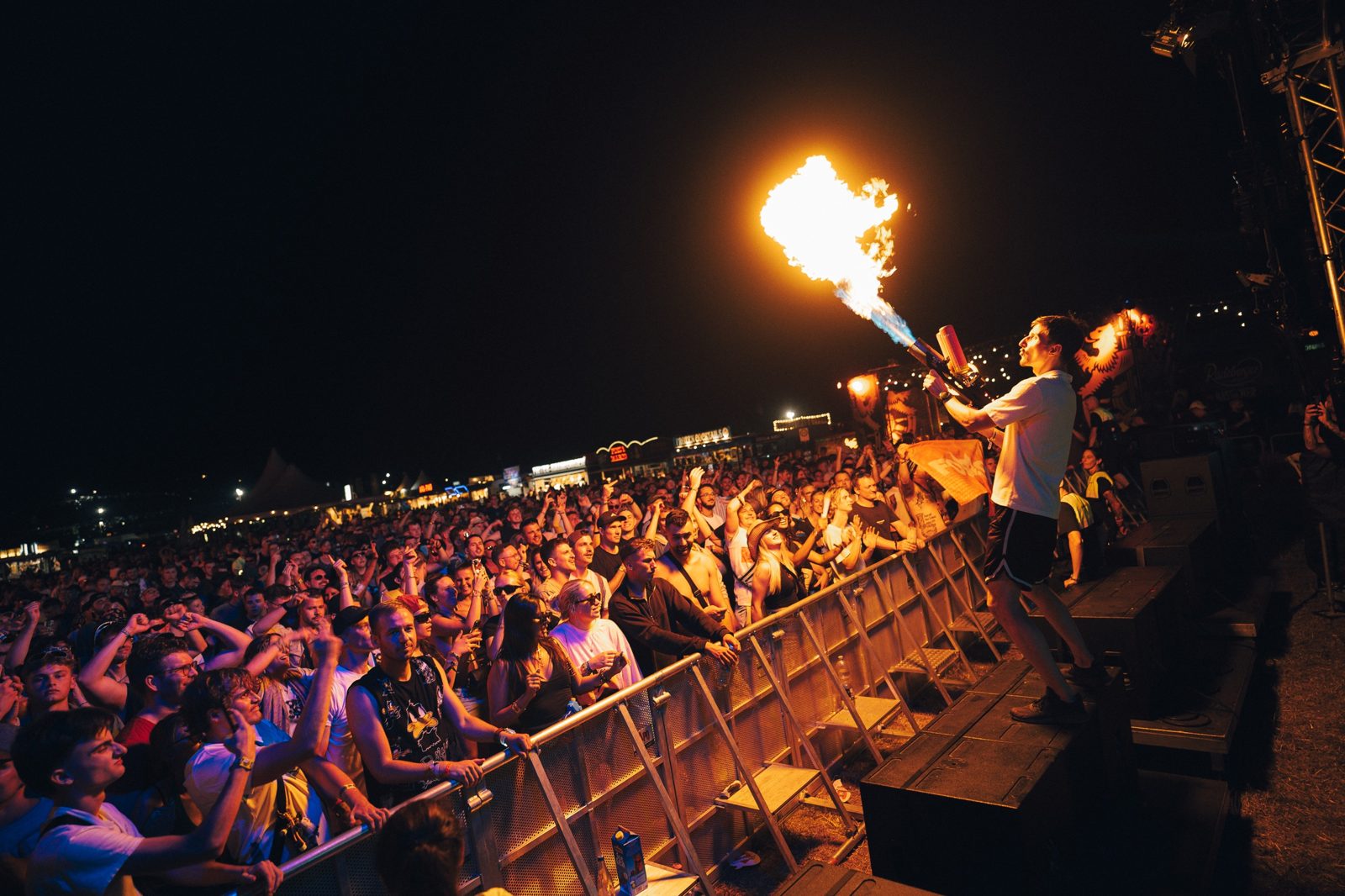 Philipp Perlwitz mit Flammenwerfer vor Festivalpublikum