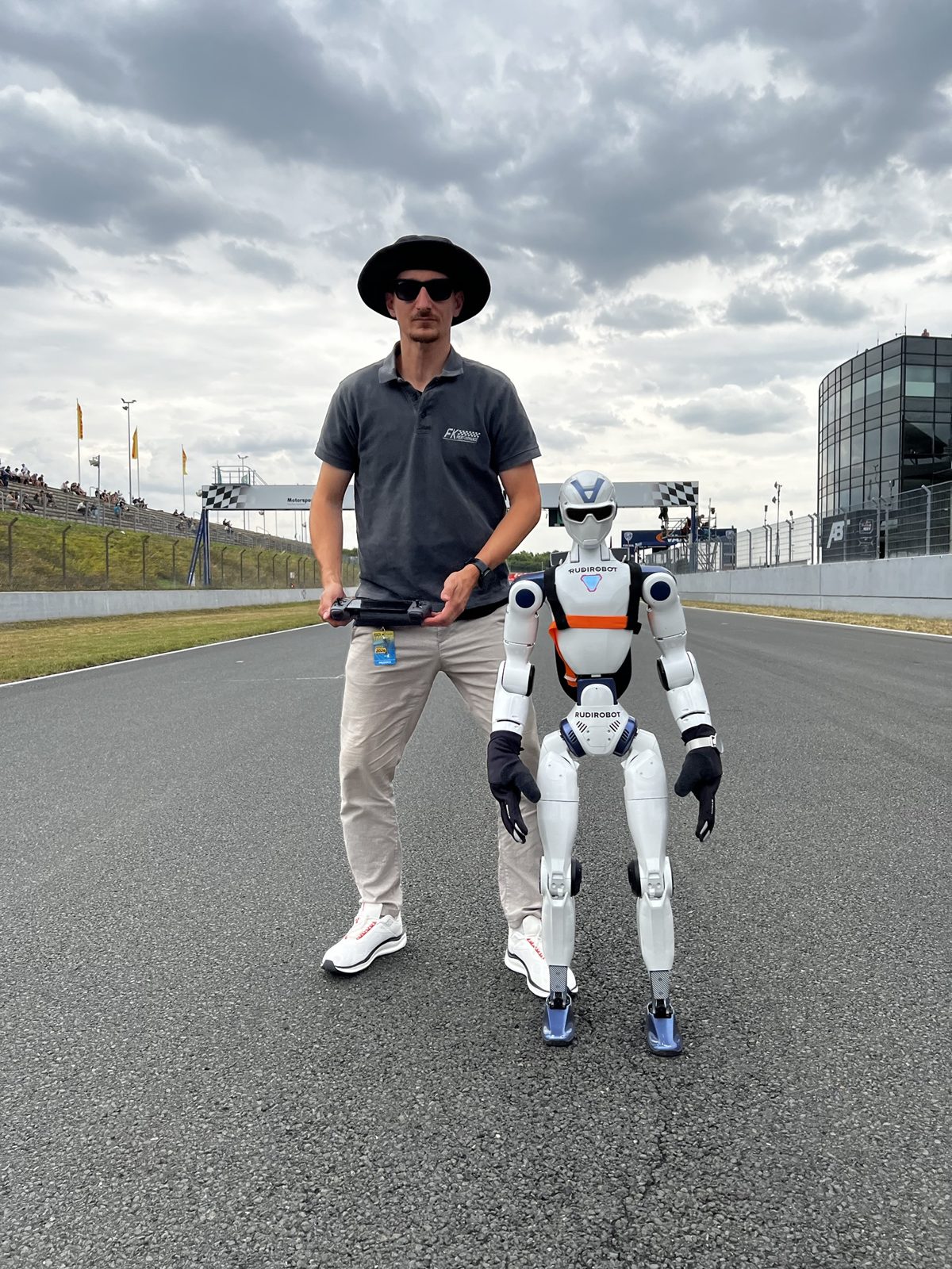 Philipp Perlwitz mit Rudi bei der DTM in Oschersleben