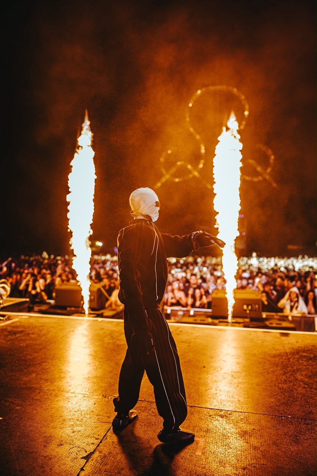Rudi auf der Hauptbühne des SonneMondSterne Festivals mit Pyro